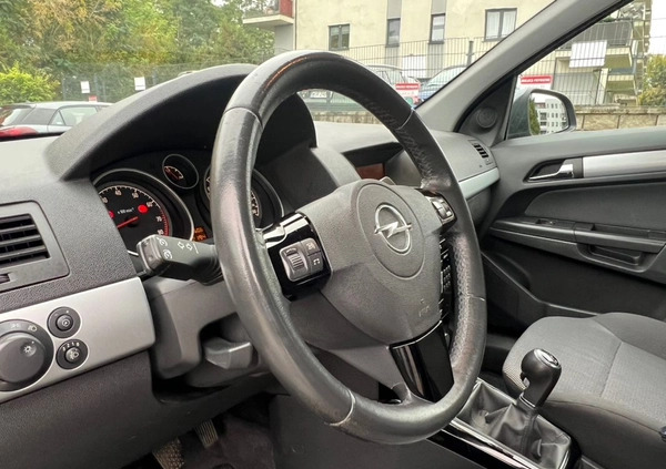 Opel Astra cena 17999 przebieg: 202194, rok produkcji 2010 z Warka małe 781